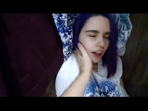❤️ Олоод миний эгч нь шүүгээний болон тусалсан түүний булэг Секс видео манайд
